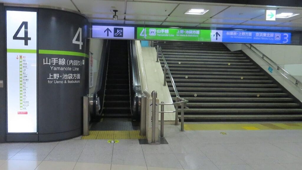 東京駅構内｜JR山手線 3番線「上野・池袋方面行き」乗車。日暮里駅で下車。