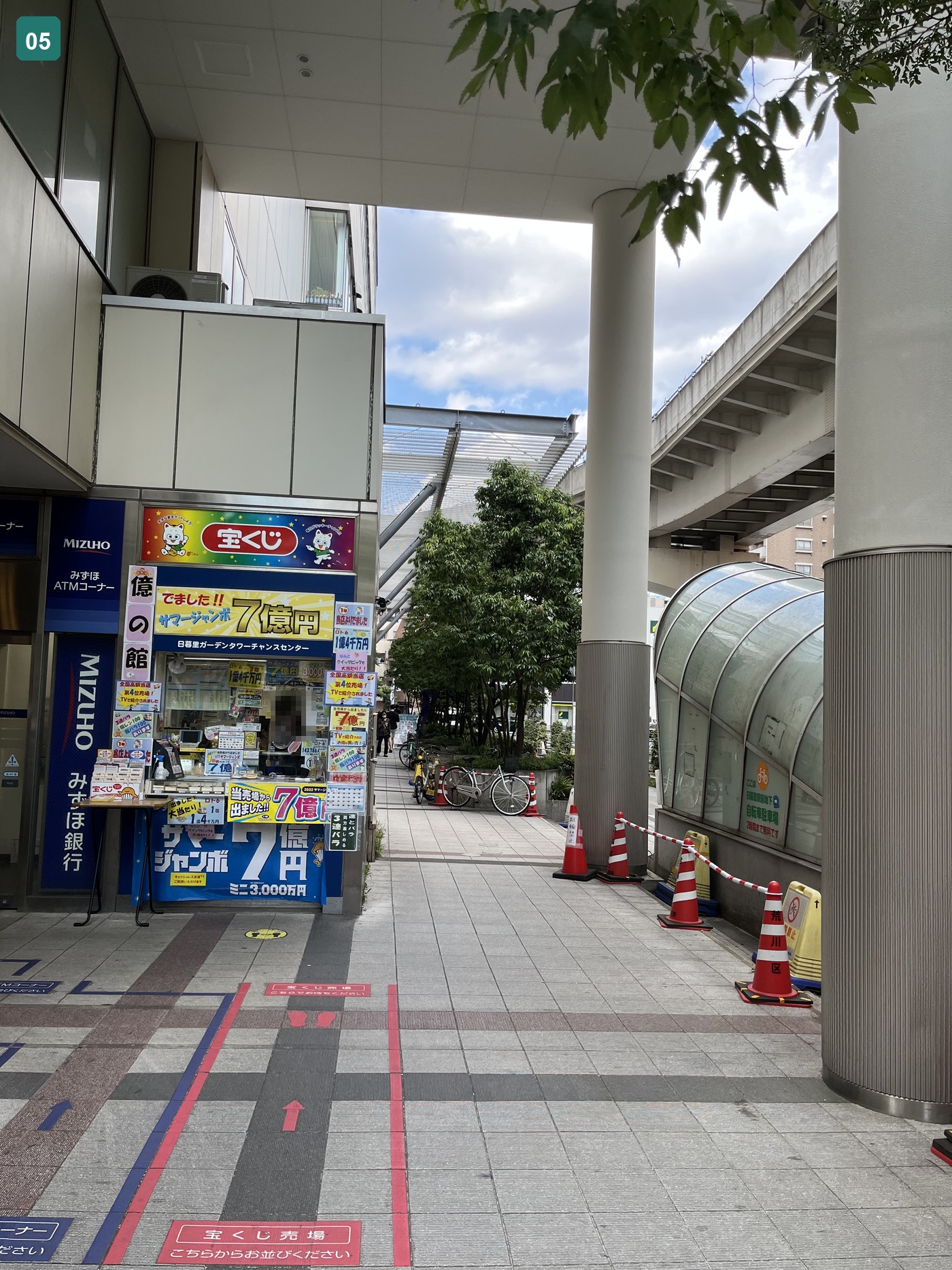 日暮里駅近くの歩道