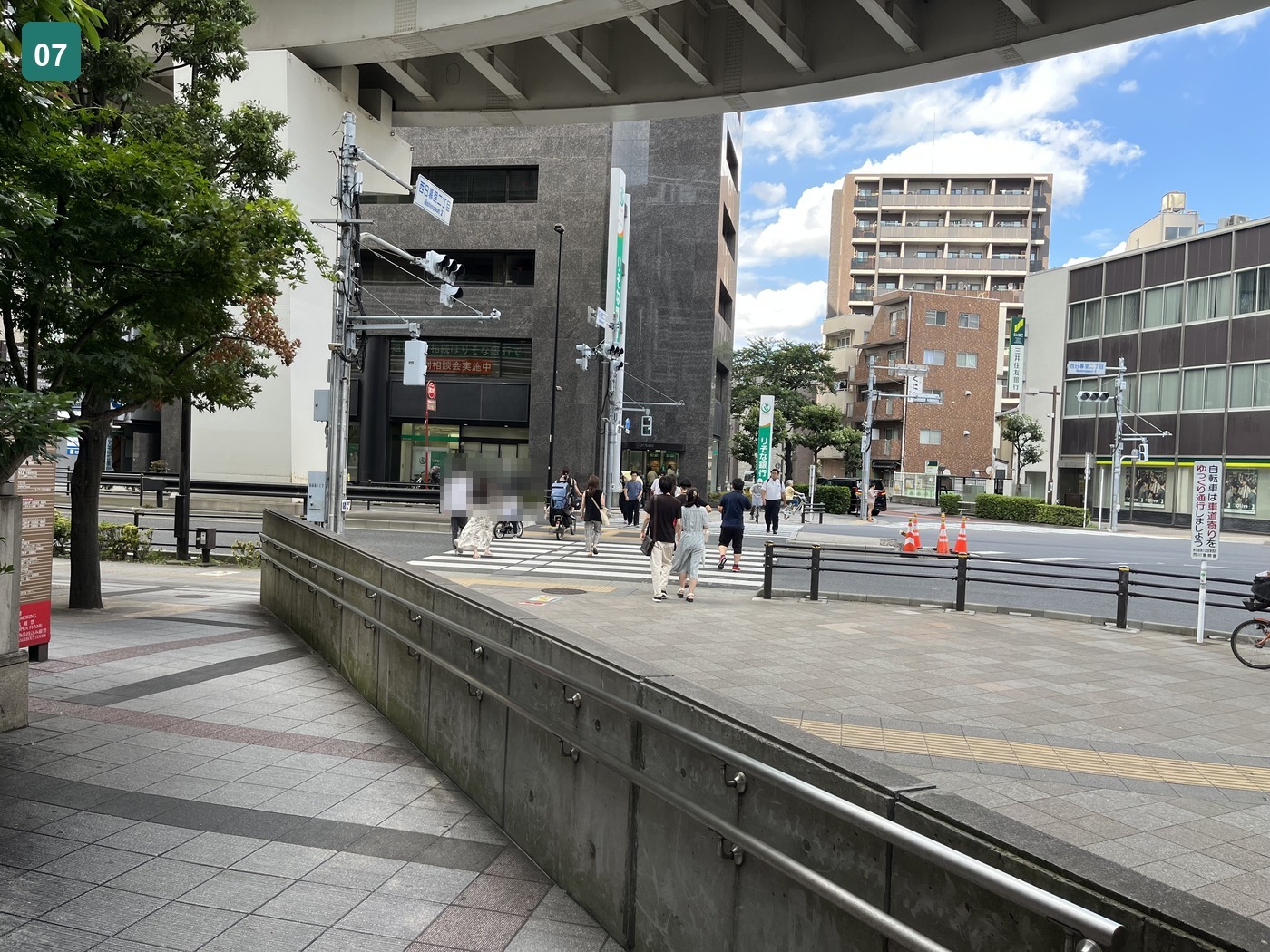 駅前道路沿いの道